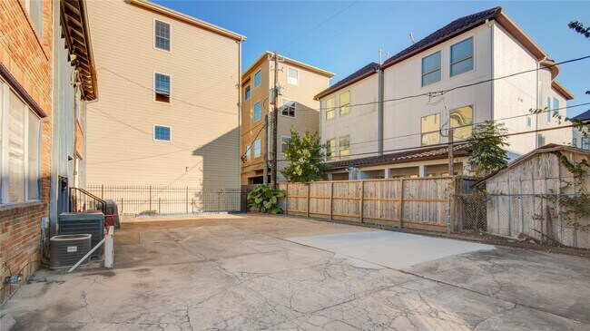 Building Photo - 401 W Clay St