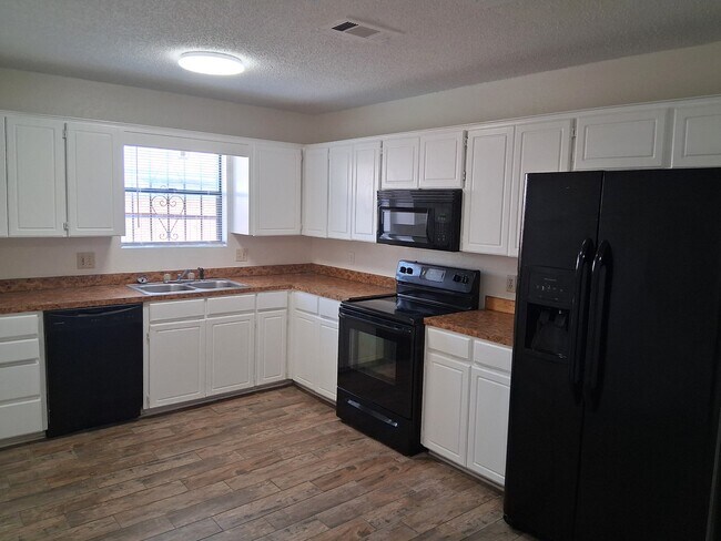 Building Photo - 3515 Plains Dr