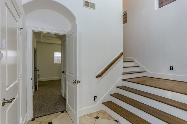 Building Photo - 306 Enid St