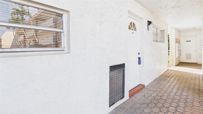 Building Photo - 381 S Hollybrook Dr