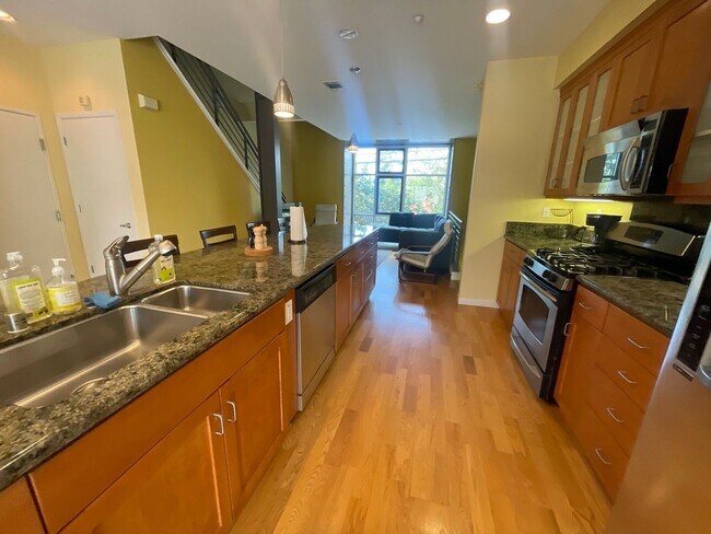 Building Photo - Spacious 3 bedroom / 2.5 Bath Apartment in...