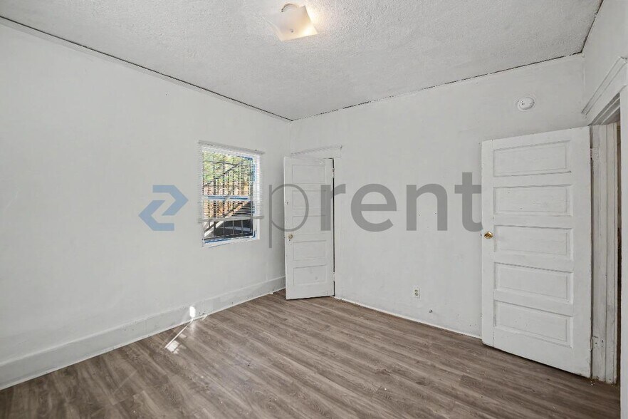 Building Photo - Unit