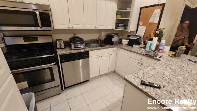 Building Photo - 2001 Commonwealth Ave