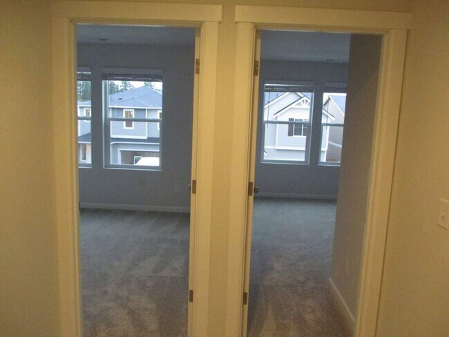 Building Photo - 3 Bedroom, 2.5 Bathroom Andasio Villiage H...