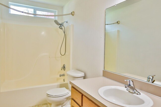 Building Photo - Lovely Home located in Oak Harbor and Ready for a New Tenant!