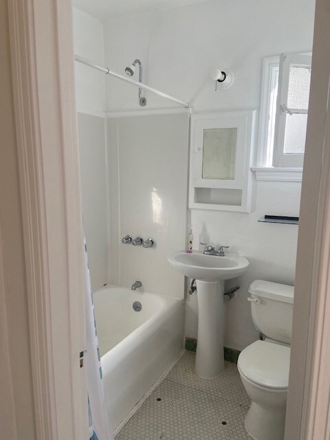Bathroom - 4014 Prospect Ave