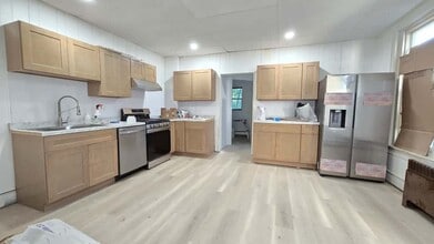 Building Photo - 607 N Hoffert St