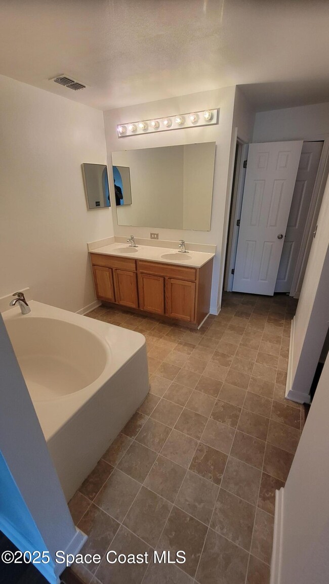 Building Photo - 4590 Bellaluna Dr