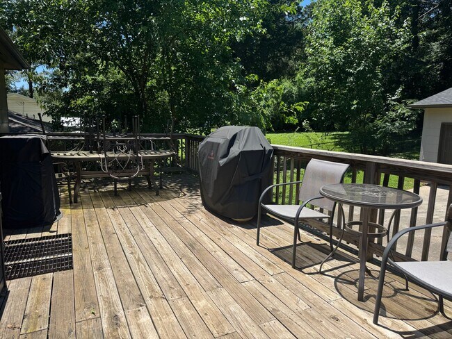 Building Photo - Spacious 4-Bedroom Home with Den, Fenced Yard & 3-Car Garage. Available Late July!