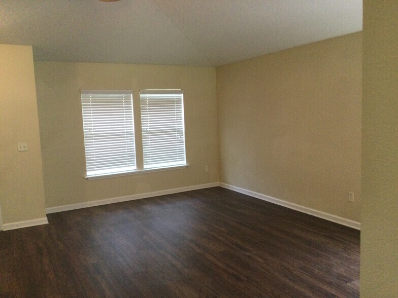 Building Photo - 422 Bostwick Cir