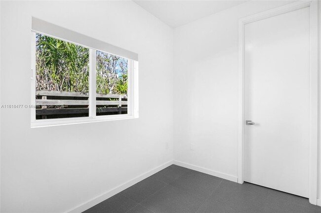 Building Photo - 441 E Dilido Dr