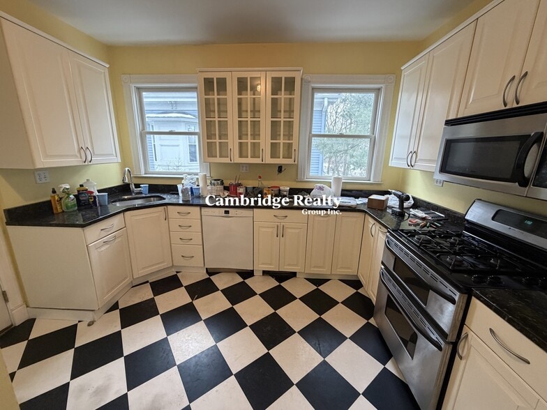 Building Photo - 88 Putnam Ave