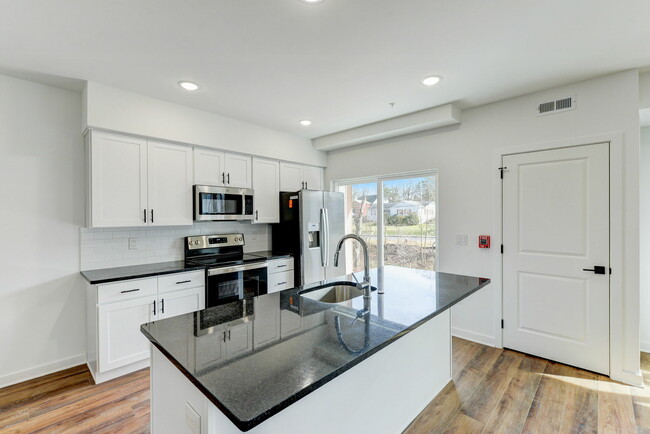 Fully equipped kitchen with luxury finishes - Alcove at Forest Lane