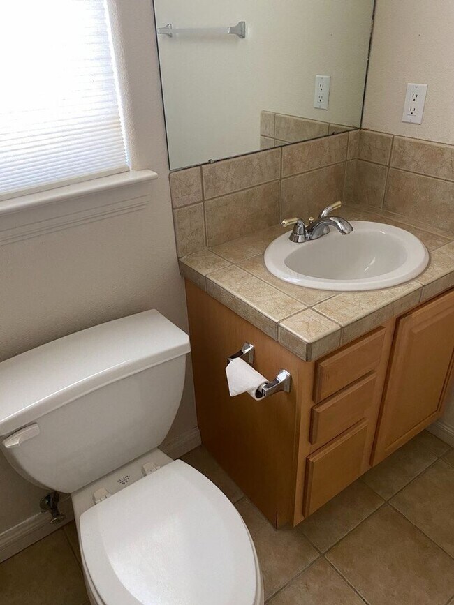 Building Photo - Beautiful 4 bedroom 3.75 bath in gated com...