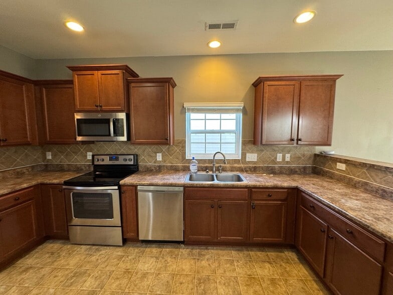 Building Photo - 4617 Meadowside Terrace