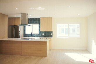Building Photo - 322 S Swall Dr