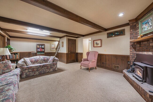 Building Photo - Beautiful 3BD/2.5BA Ranch in Park-like Set...