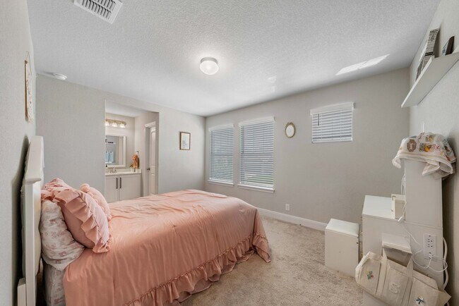 Building Photo - Spacious 4-Bed Oasis with Pool Access & Modern Upgrades in New Braunfels