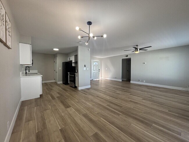 Building Photo - 3BR/2BA Single-Story — Minutes to Strip & Airport