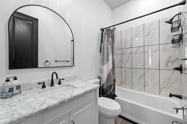 Building Photo - 210 Canary St