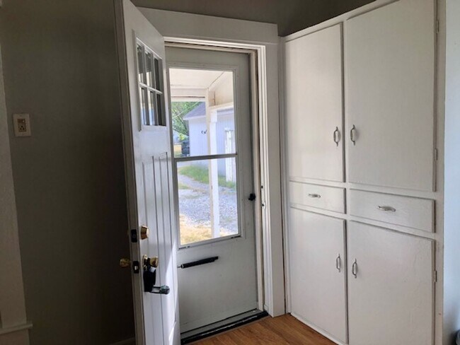 Building Photo - 548 E Pearl St