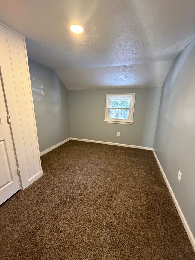 Building Photo - Spacious 4-Bedroom Barberton Home – Open House Wednesday, February 11th!