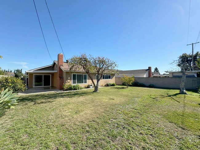 Building Photo - Single Story 3Bed Interior Location Large Yard