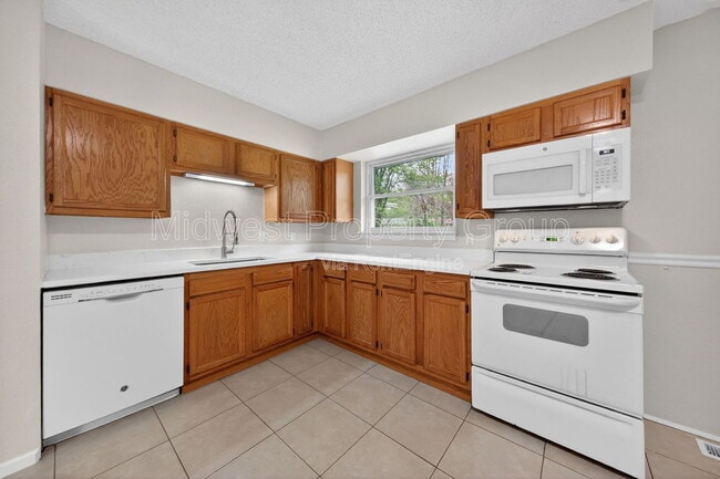 Building Photo - 645 Lilac Dr