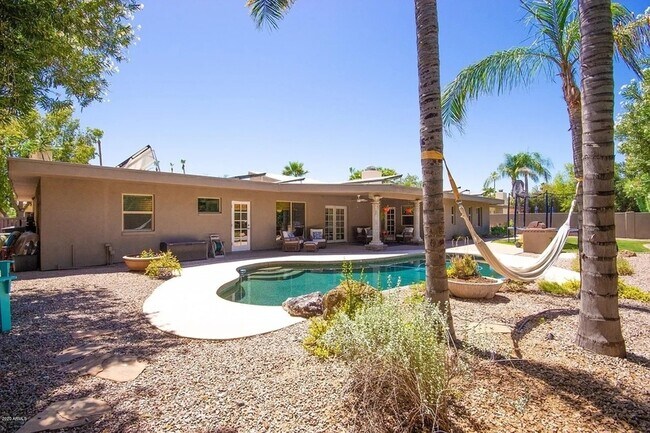 Building Photo - 8070 E Vía Bonita