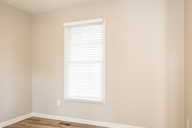 Building Photo - 5347 Dietrich Ave