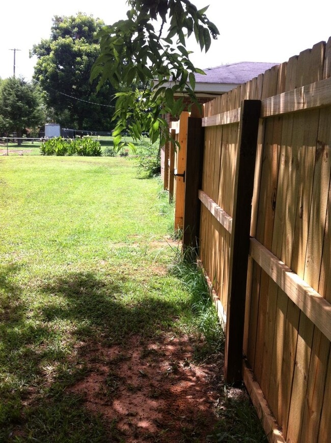 Building Photo - 104 Walker Ave