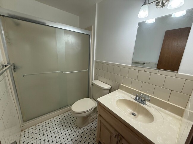 Building Photo - Large 4-Bed Brick Rancher with 2-Car Attac...
