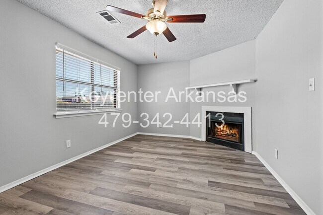 Building Photo - Newly Renovated Duplex in West Fayetteville!