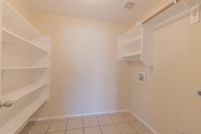 Building Photo - 2013 Rachel Ln