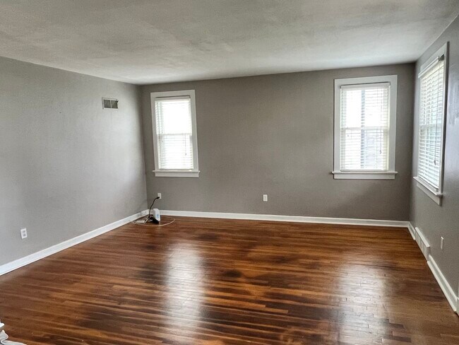 Building Photo - 320 Fairway Ln