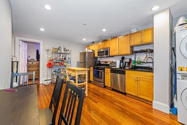 Building Photo - Mission Hill 5-Bed