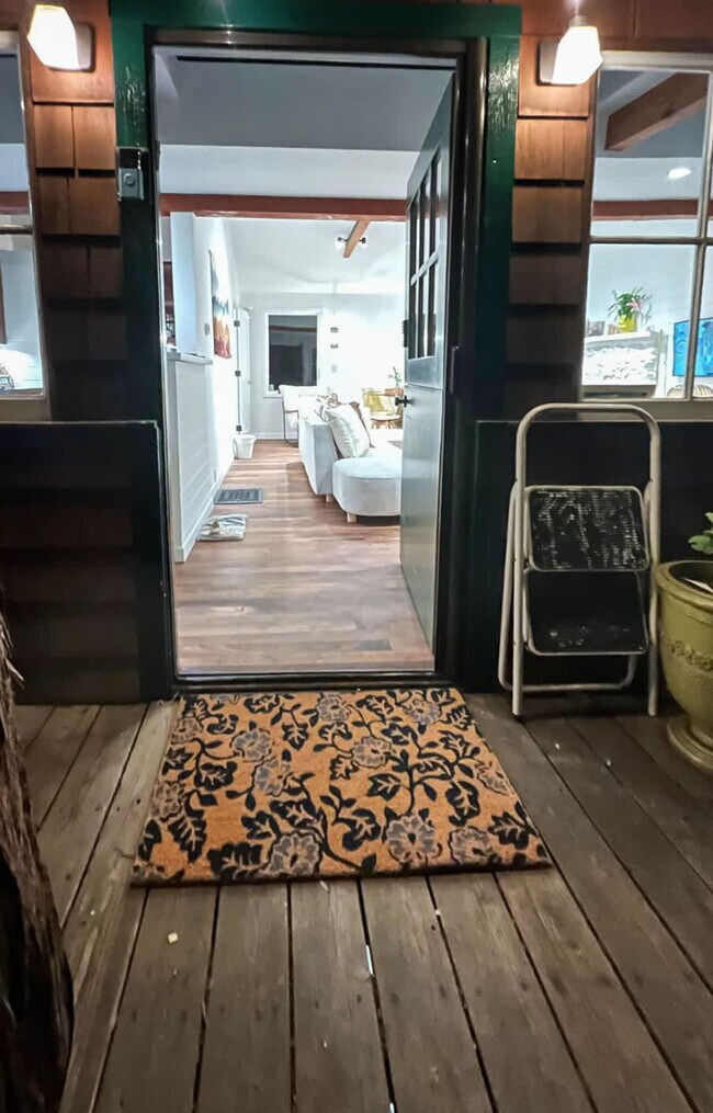 Building Photo - 522 Cascade Dr