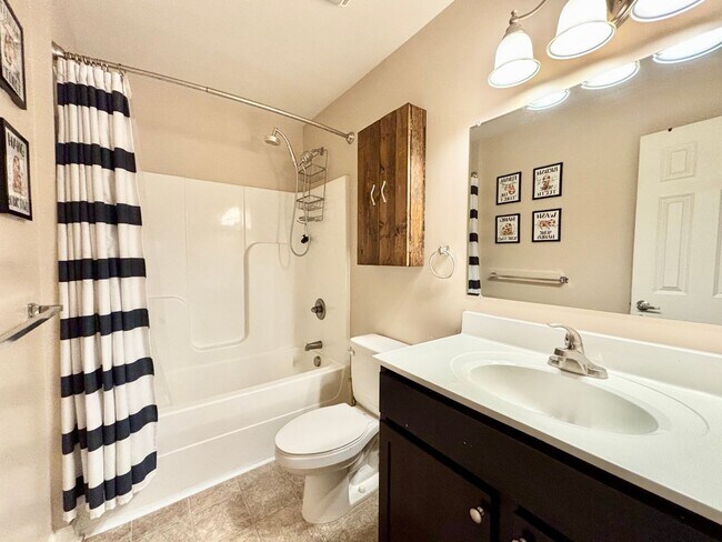 Building Photo - Spacious 4-Bedroom Home in Portsmouth