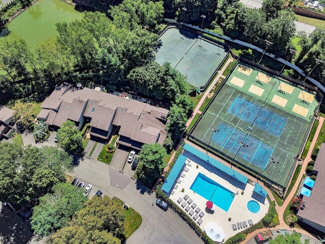 Building Photo - 16 Club Dr S