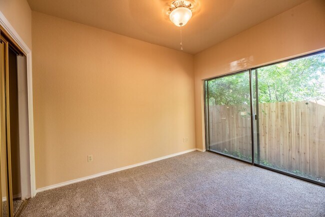 Building Photo - 601 Nelray