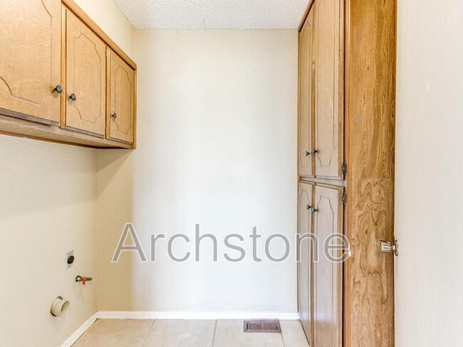 Building Photo - 6605 Lyrewood Ln