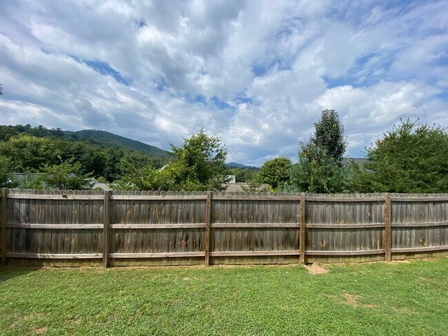 Building Photo - West AVL - Spacious Home in Scenic Bluff S...