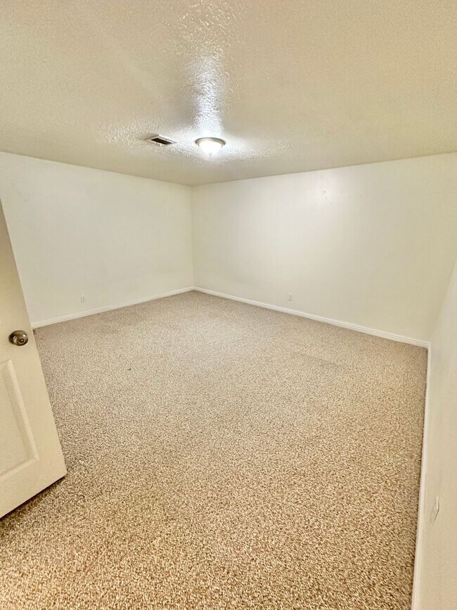 Building Photo - 4 bedrooms plus 2 additional areas. Price Reduced!!