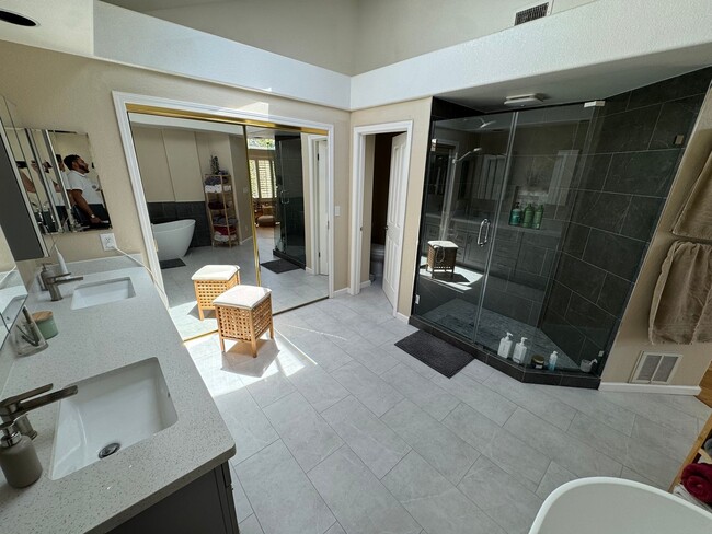 Building Photo - 5 bed 3 bath Gated Community in Union City...