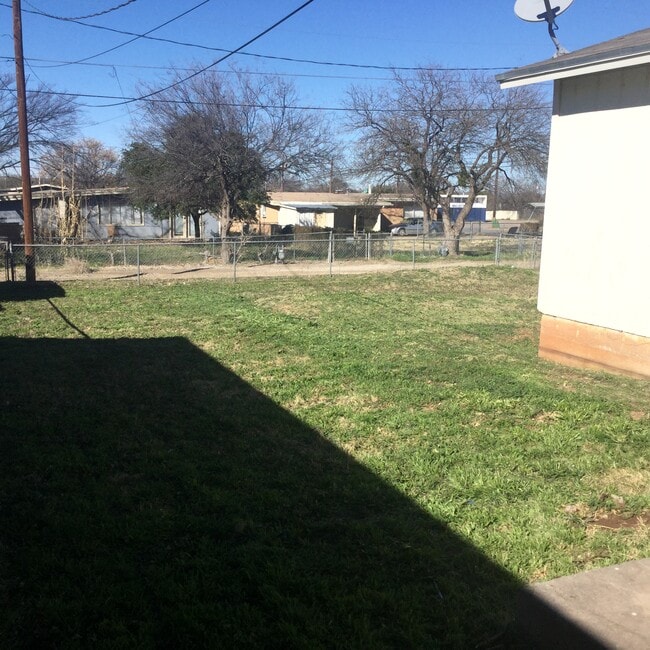 Building Photo - 2106 Jomar St