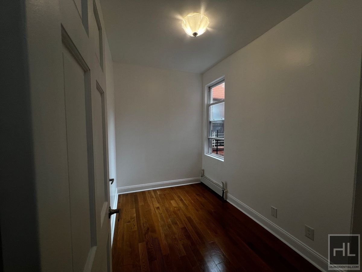 Building Photo - Spacious Fully Renovated 4-Bedroom in Sout...
