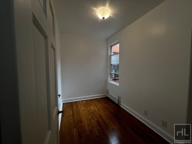 Building Photo - Spacious Fully Renovated 4-Bedroom in Sout...