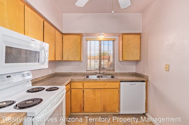 Building Photo - 3 br, 2 bath House - 835 S. Pantano Parkway