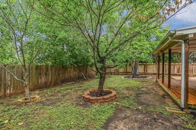 Building Photo - 501 Maple Run Dr