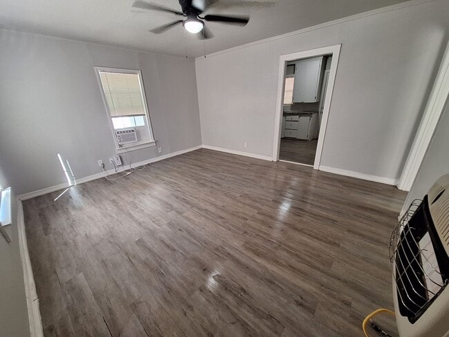 Building Photo - 2 bedroom, 1 bath